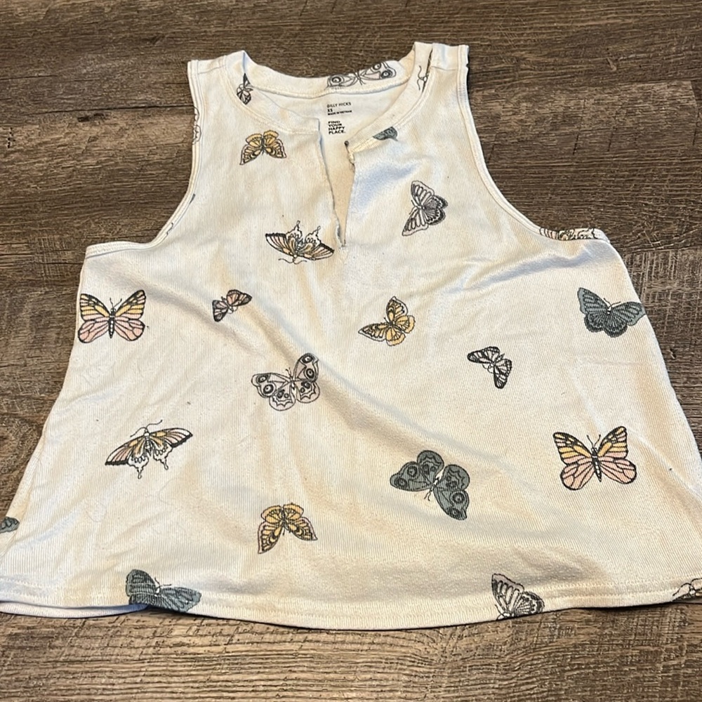 Loose crop top with slit